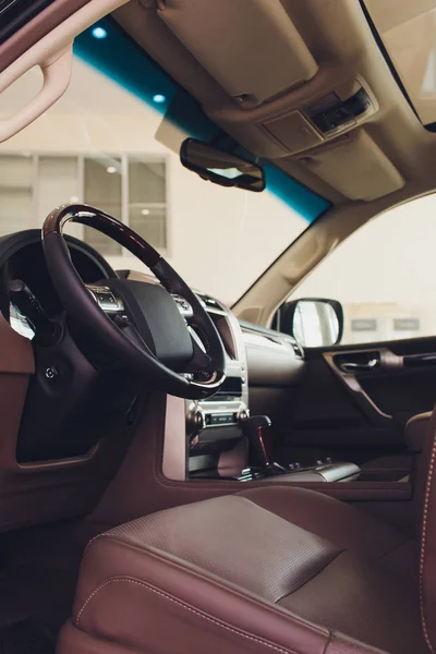 Ciemny luksusowy samochód wnętrza - kierownica, dźwignia zmiany i deska rozdzielcza. — Zdjęcie stockowe