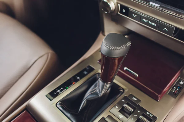 Detalle del interior del coche moderno, palanca de cambios, transmisión automática en coche caro. — Foto de Stock