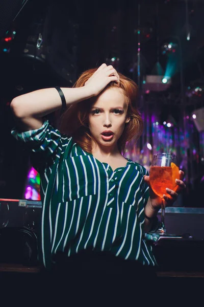 Mujer feliz bailando en el club nocturno con bebidas en la mano . — Foto de Stock