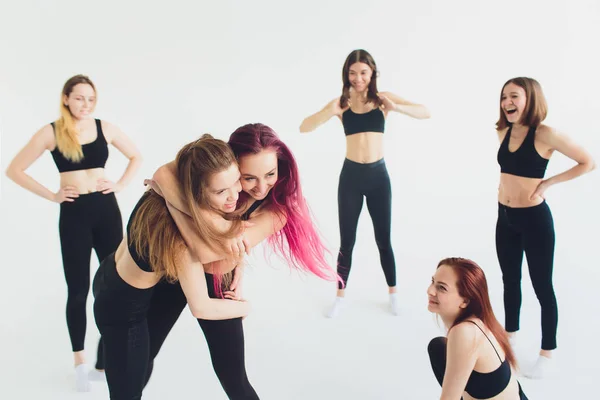 Fitness, Stretching-Praxis, Gruppe von zwei attraktiven glücklich lächelnd fit reifen Frauen trainieren im Sportverein, dabei erweiterte Seitenwinkelhaltung, utthita parshvakonasana Pose in der Klasse, volle Länge. — Stockfoto