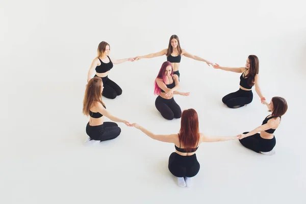 Fitness, exercice d'étirement, groupe de deux jolies femmes mûres souriantes qui travaillent dans un club de sport, faisant une posture d'angle latéral étendu, pose utthita parshvakonasana en classe, pleine longueur . — Photo