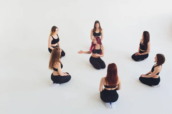 Fitness, práctica de estiramiento, grupo de dos atractivas mujeres maduras felices sonrientes en forma de ejercicio en el club deportivo, haciendo postura de ángulo lateral extendido, utthita parshvakonasana pose en clase, longitud completa . — Foto de Stock