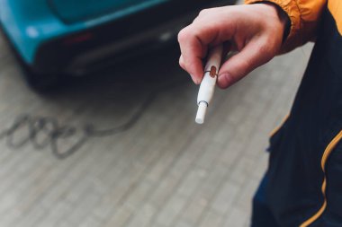 Iqos ısı-değil-yanık tütün ürün teknolojisi. E-Sigara İçilmeyen önce elinde tutan adam.