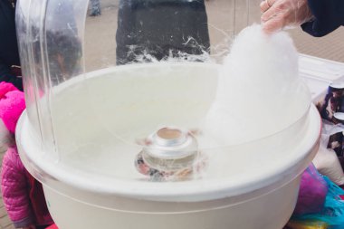 Arum Manis veya pamuk şeker bir snack biridir.