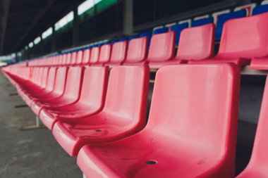 Stadyumdaki eski berbat boş kırmızı koltuklar. Bir koltuk eski koltuklar bir satırda yeni.