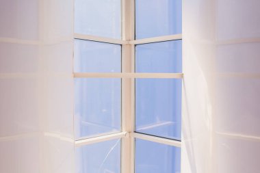 Mavi gökyüzüne karşı çatı katında modern bir açık çatı ışığı Mansard penceresi.