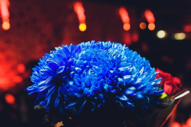 Cam vazo içinde buket çiçek. Yemek masası dekorasyonu.