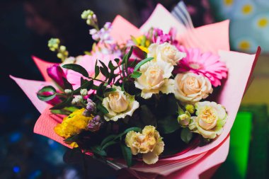 Cam vazo içinde buket çiçek. Yemek masası dekorasyonu.