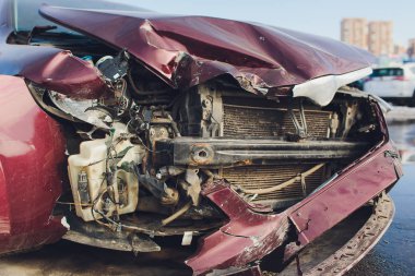 Başka bir araç bir kırmızı ışıkta biten arka ön uç zararlardan gösterilen araç.