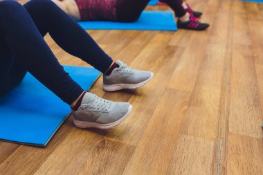 Fitness, spor, eğitim, spor ve yaşam kavramı - spor salonunda egzersiz kadın grubu.