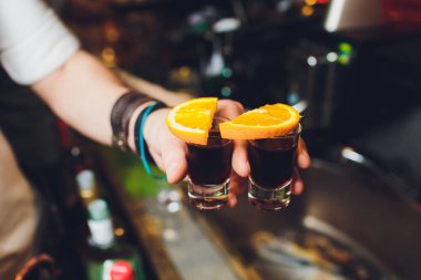 Portakal el erkek ile Jagermeister Shots kokteyller.