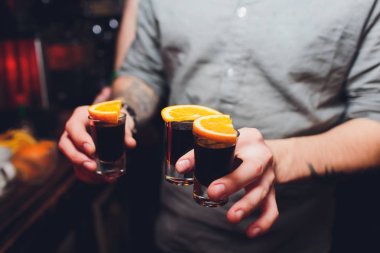 Portakal el erkek ile Jagermeister Shots kokteyller.