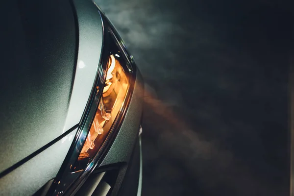 W garażu samochodowego salon, centrum reflektory samochodu są bardzo blisko, włączając wyłączenie sprawdzania przednich wymiarów światła. Koncepcja: testowanie reflektory, nowy, Diagnostyka, samochód. — Zdjęcie stockowe
