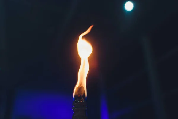 Belles flammes de feu sur un fond noir. — Photo