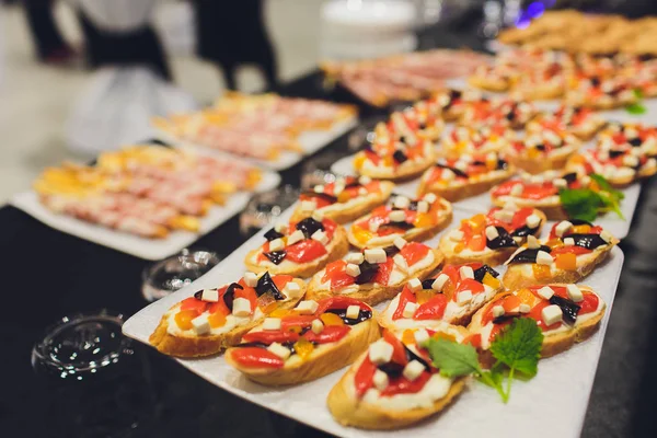 Um monte de lanches frios na mesa de buffet, catering . — Fotografia de Stock