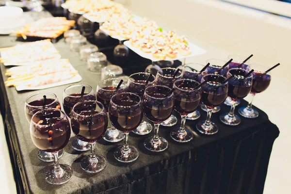 Red wine in glasses. Shallow depth of field. — Stock Photo, Image