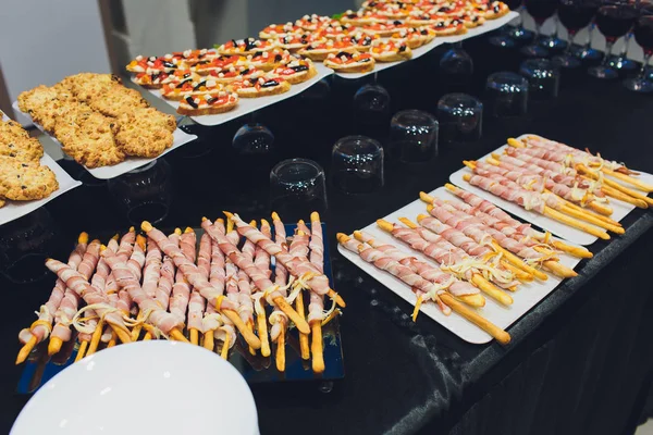 Palitos de hojaldre retorcidos con rodajas de tocino . —  Fotos de Stock