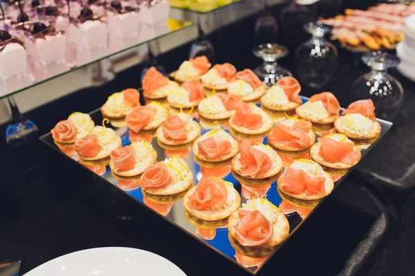Um monte de lanches frios na mesa de buffet, catering . — Fotografia de Stock