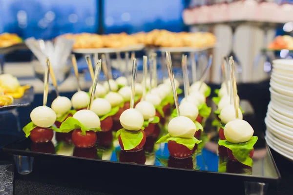 Mesa buffet - um monte de canapés e sanduíches, DOF rasa. — Fotografia de Stock