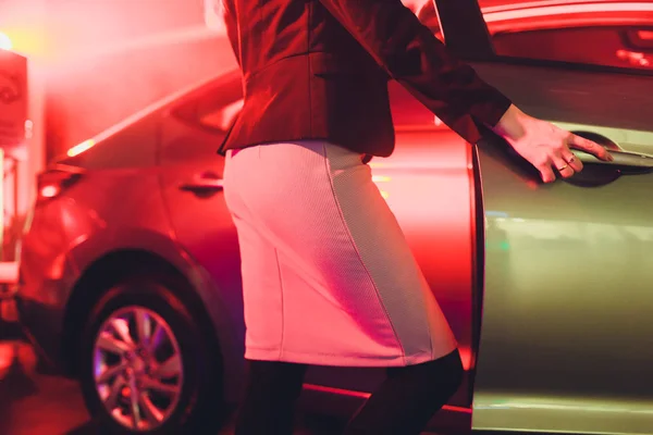 Chica de pie junto a los coches en la luz roja . — Foto de Stock