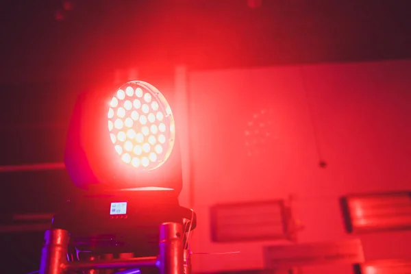 Escenario de concierto con luz roja y humo . — Foto de Stock