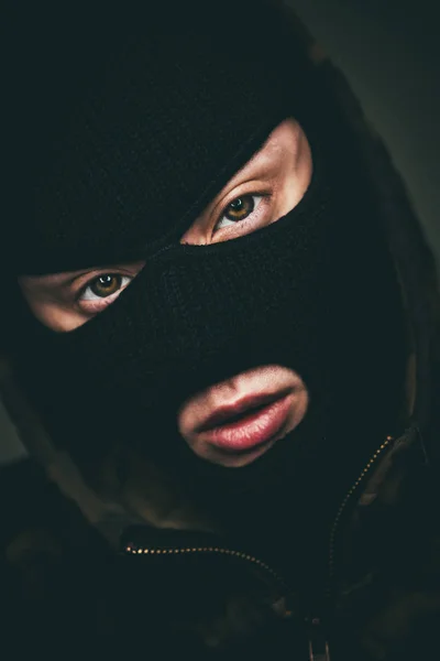 Άνθρωπος σε μια μάσκα σε μαύρο φόντο. — Φωτογραφία Αρχείου