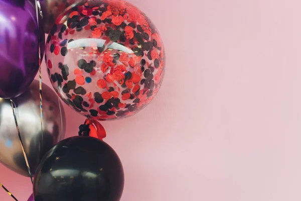 Γενέθλια και Χριστούγεννα ιδέα-φράχω πολύχρωμα μπαλόνια αέρα πάνω από τούβλα τοίχο φόντο. — Φωτογραφία Αρχείου