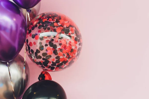 Conceito de aniversário e Natal - close-up de balões de ar coloridos sobre fundo da parede de tijolo . — Fotografia de Stock