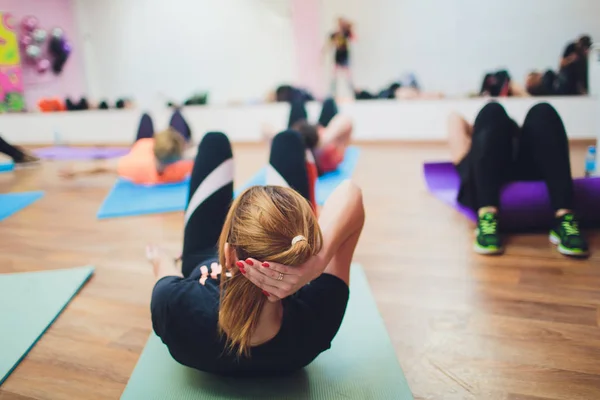 Fitness, deporte, entrenamiento, gimnasio y concepto de estilo de vida - grupo de mujeres haciendo ejercicio en el gimnasio . — Foto de Stock