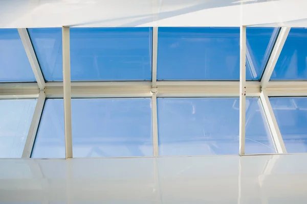 Ett modernt öppet takfönster i ett vindsrum mot blå himmel. — Stockfoto