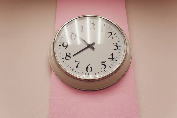 Simple analog clock on white wall loft concrete wall. — Stock Photo, Image