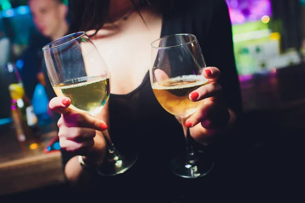 Una copa de vino en hermosas manos femeninas. Gran vaso lleno de vino tinto en las manos manicura mujer. Concepto de romance y celebración . —  Fotos de Stock