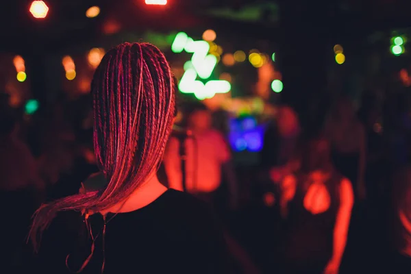 Menina de vestido longo se apresentando no palco. Menina cantando no palco em frente às luzes. Silhueta de cantor em pé no palco no microfone. — Fotografia de Stock