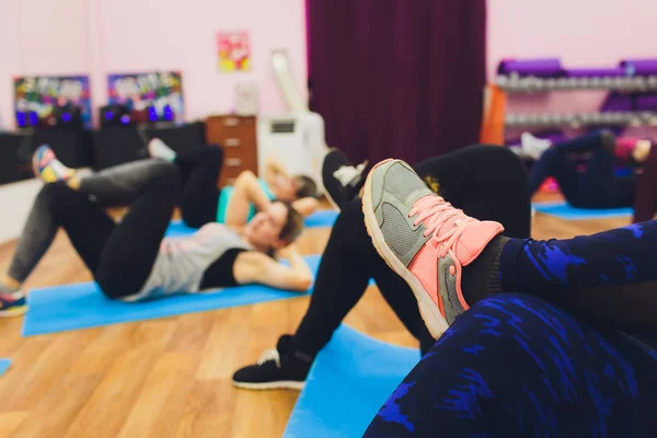 Fitness, Sport, Training, Gymnastik und Lifestylekonzept - Frauengruppe trainiert im Fitnessstudio. — Stockfoto