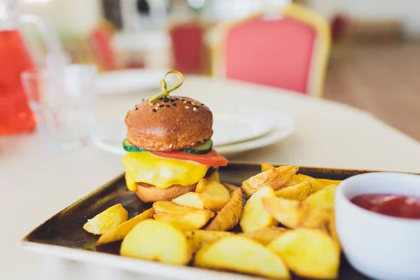 Refeição de crianças com pão e batatas fritas Mini hambúrguer Hambúrguer . — Fotografia de Stock