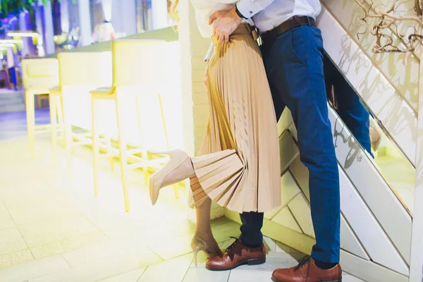Couple jambes silhouette tomber amoureux étreignant dans un restaurant . — Photo
