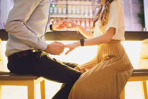 Silhueta de pernas de casal se apaixonando abraçando em um restaurante . — Fotografia de Stock