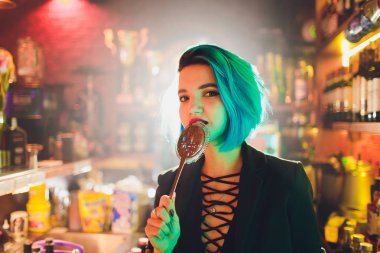 Erkek barmen Bar arka planda kokteyl yapıyor. İş yerinde barmen.