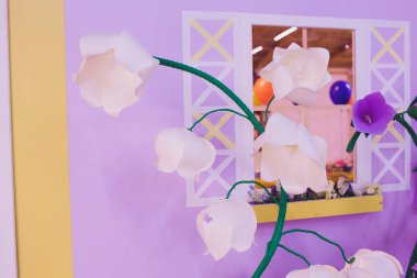 Kağıt çiçekler ve oluklu kağıt duvar.