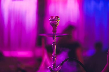Nargile bulanık bir bar bir bokeh ile karanlık bir arka plan üzerinde. Kopya alanı.