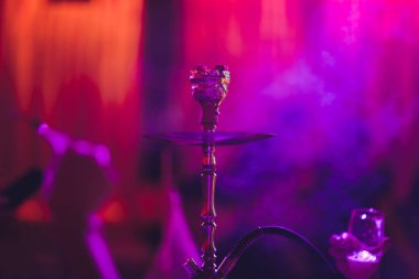 Nargile bulanık bir bar bir bokeh ile karanlık bir arka plan üzerinde. Kopya alanı.