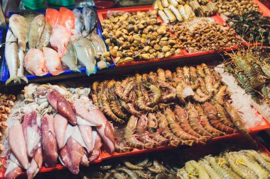 Bir balık pazarında Satılık taze midye gösterimi.