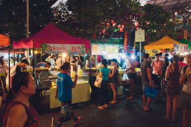 Phuket, Tayland-Mart. 2 2019: Phuket hafta sonu Pazar cephesi, Tayland. Its ikinci el mal, Curios, korsan öğeleri ve büyük yerel gıda miktarı büyüleyici bir karmakarışık.