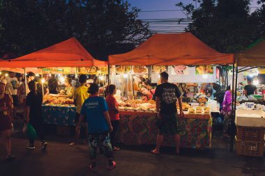 Phuket, Tayland-Mart. 2 2019: Phuket hafta sonu Pazar cephesi, Tayland. Its ikinci el mal, Curios, korsan öğeleri ve büyük yerel gıda miktarı büyüleyici bir karmakarışık.