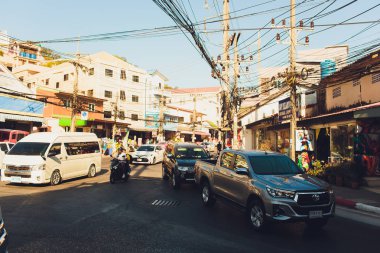 PHUKET, THAILAND - 28 Şubat: Patong Bangla yolu 28 Ocak 2013 günü Phuket, Tayland 'da turistler ve çığırtkanlarla dolu. Bangla yolu barları ve diskoları olan ünlü bir turist mekanıdır..