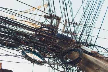 Elektrik direkleri üzerinde çılgın dağınık kaos teller kabloları.