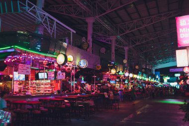 Patong, Tayland-Şubat 22, 2019: Patong ünlü kırmızı sağ bölge Bangla Road, yetişkin eğlence için geceleri hareketli bir sokak.