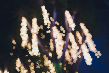 Bir sokakta ağaçlar tatil LED Garlands ile dekore edilmiş. Bulanık