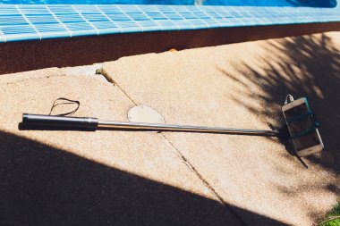 Selfie sopa ile Smartphone, deniz kenarı üzerinde yalan.