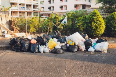 Phuket, Tayland-Mart 2, 2019: çöp torbalarda plastik şişelerden atık, plastik şişe konseptinden atık azaltma plastik şişelerin kullanımını azaltma.
